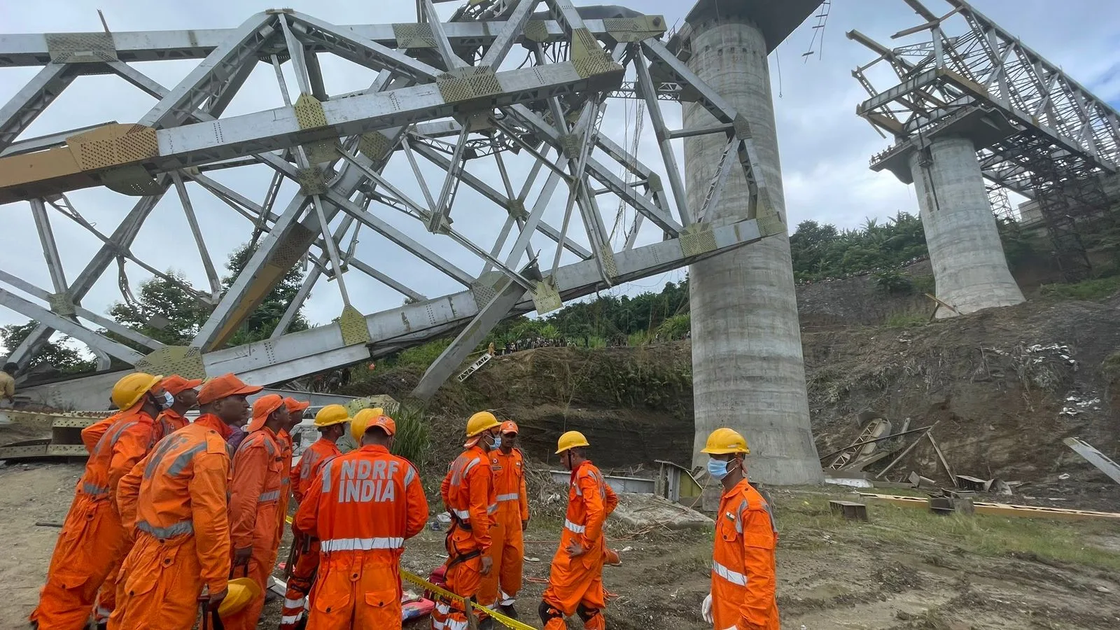 A bridge under construction collapsed, killing over a dozen workers in ...